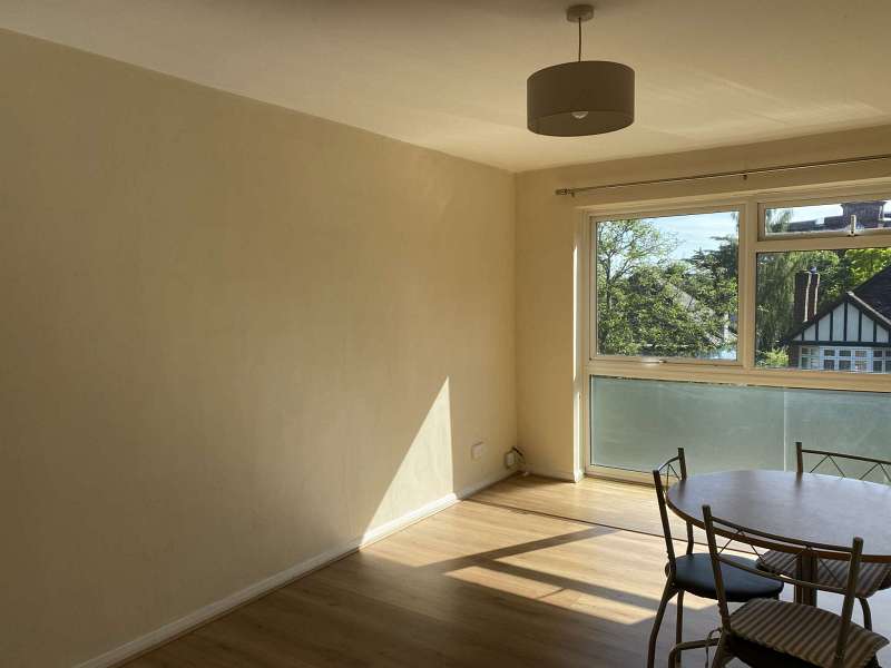 Lindsay Court, Sherwood Park Road, Sutton £975 PCM Unfurnished