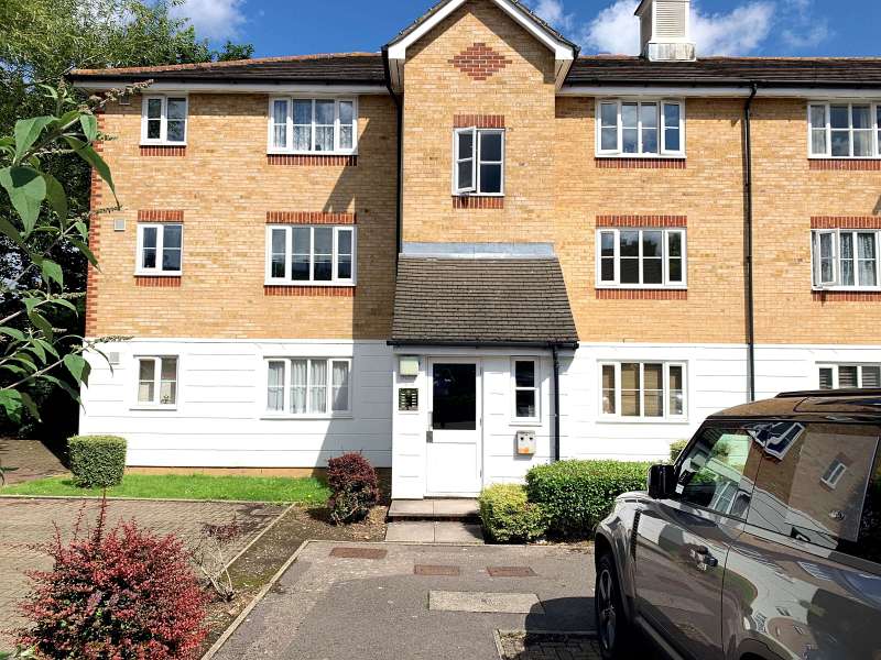 Chipstead Close, Sutton £900 PCM Unfurnished Huggins Edwards & Sharp