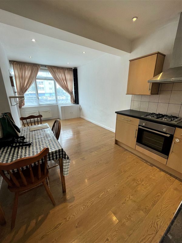 Living Area: Collingwood Road, Sutton