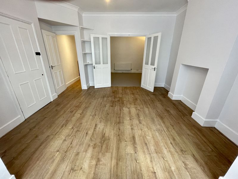 Lounge: Avenue Road, Belmont